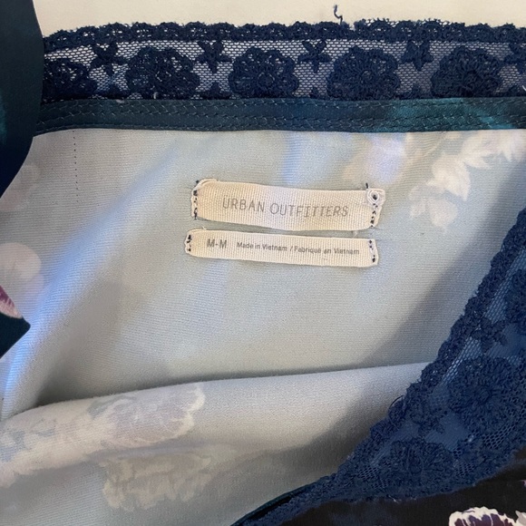 Urban Outfitters Floral Cropped Silky Summer Going out Top with Lace - Picture 2 of 2